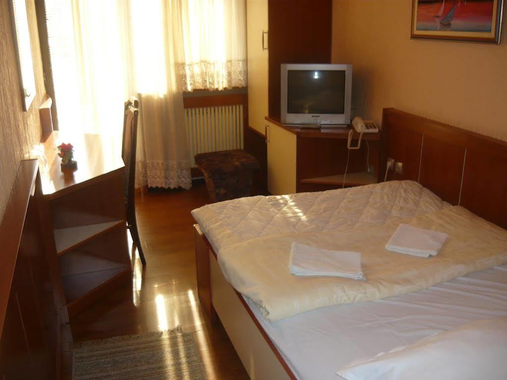 Motel Nana Banja Luka Exteriör bild